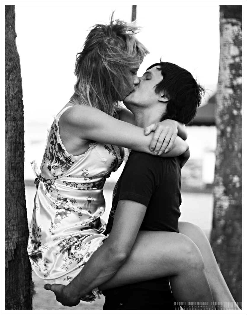 Подруга целуется с парнем. Поцелуй. Красивый поцелуй. Парень и девушка. Страстный поцелуй.
